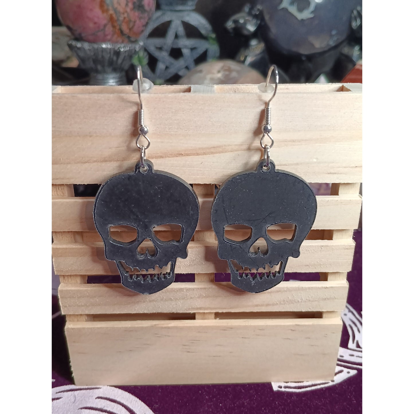Black Acrylic Skull Dangle Earrings – Spooky & Stylish Halloween Jewelry